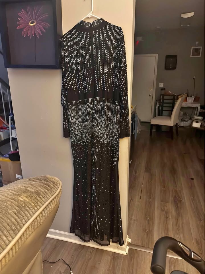 EXQUISITE FORM FITTING LADIES DRESS IN A 4XL SIZE