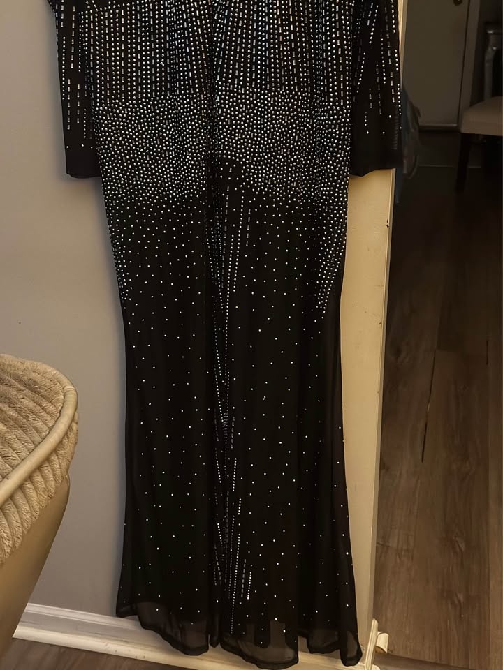 EXQUISITE FORM FITTING LADIES DRESS IN A 4XL SIZE - photo 4
