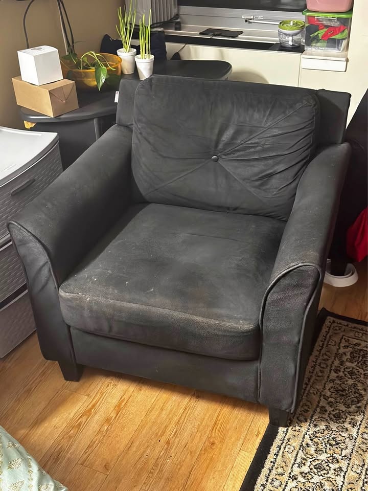 LARGE BLUE SUEDE CHAIR WITH ARMRESTS ON A STRONG STEEL BASE. FUL