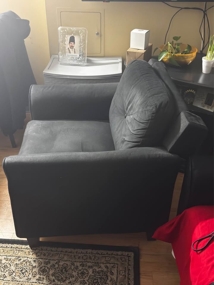 LARGE BLUE SUEDE CHAIR WITH ARMRESTS ON A STRONG STEEL BASE. FUL - photo 2