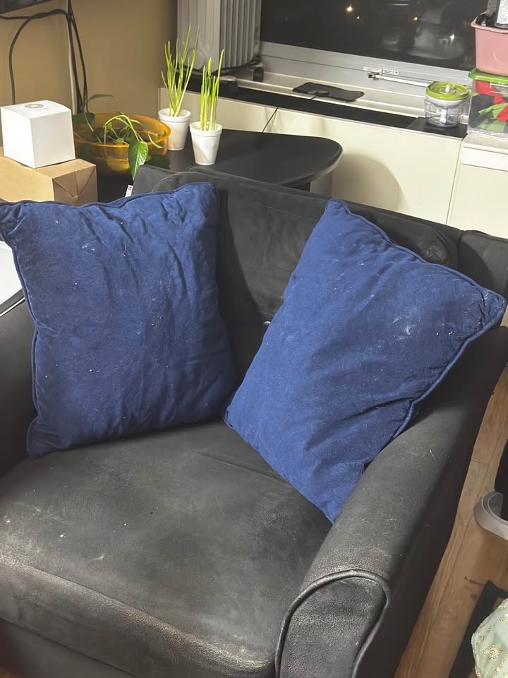 LARGE BLUE SUEDE CHAIR WITH ARMRESTS ON A STRONG STEEL BASE. FUL - photo 5