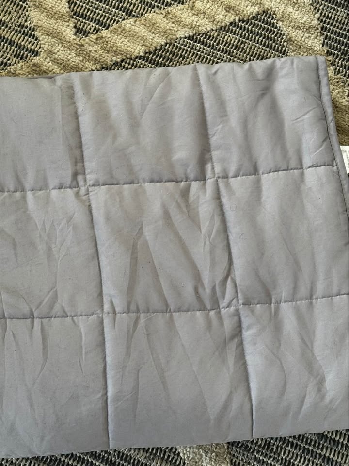 15LBS WEIGHTED BLANKET IN GREY IN A 48”X72” FULL SIZE - photo 4