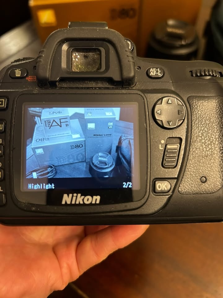 Nikon Camera Kit: D80 + 2 Lenses + Extra Battery + Bag - photo 4