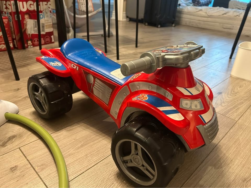 Toddler driving car - photo 2