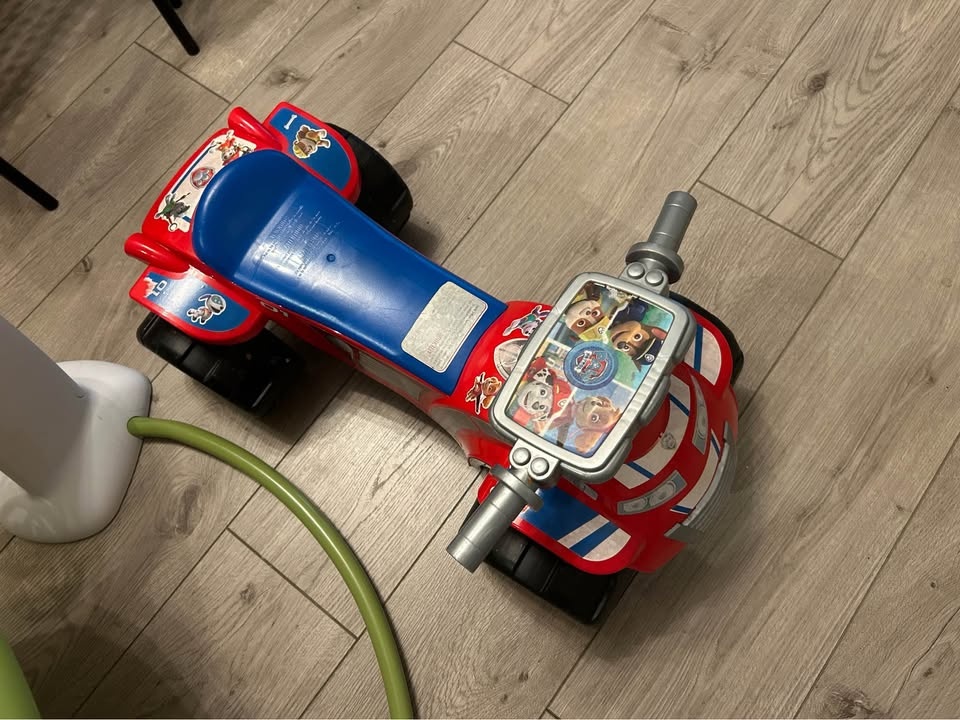 Toddler driving car - photo 3