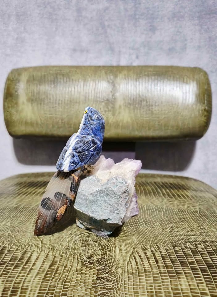 Hand Carved Sodalite Bird On Amethyst $140 - photo 3