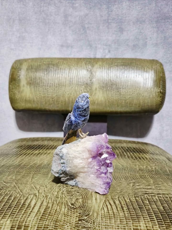 Hand Carved Sodalite Bird On Amethyst $140 - photo 4