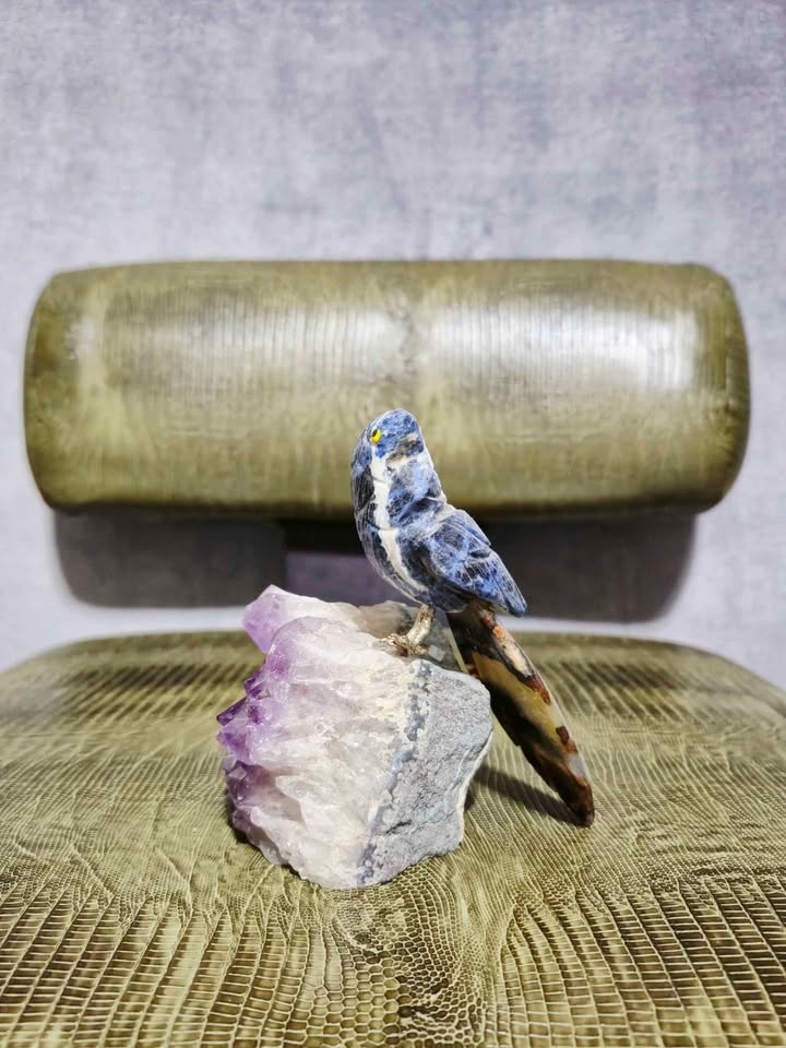 Hand Carved Sodalite Bird On Amethyst $140 - photo 5