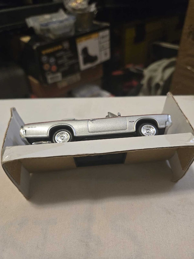 1966 Pontiac GTO Diecast Model Car - photo 3