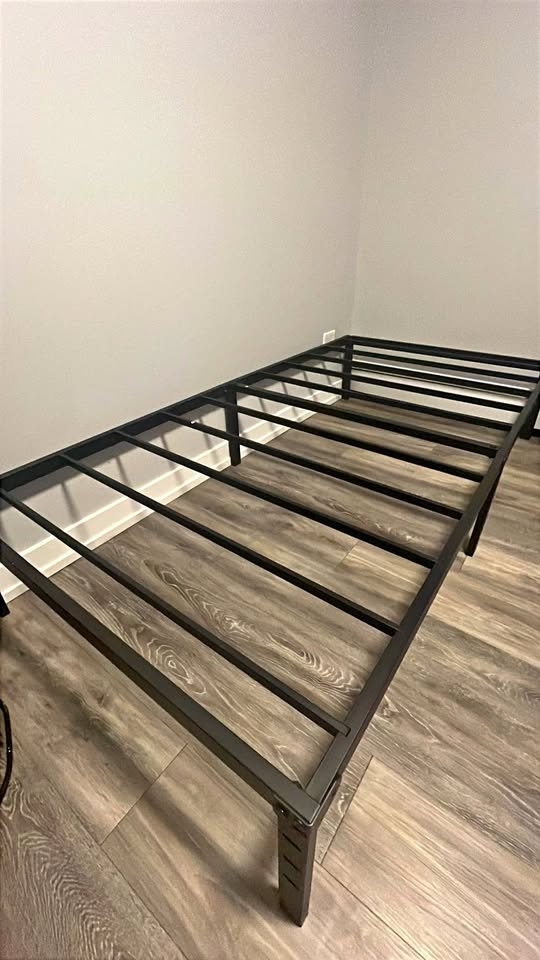 Bed frame and mattress - photo 2