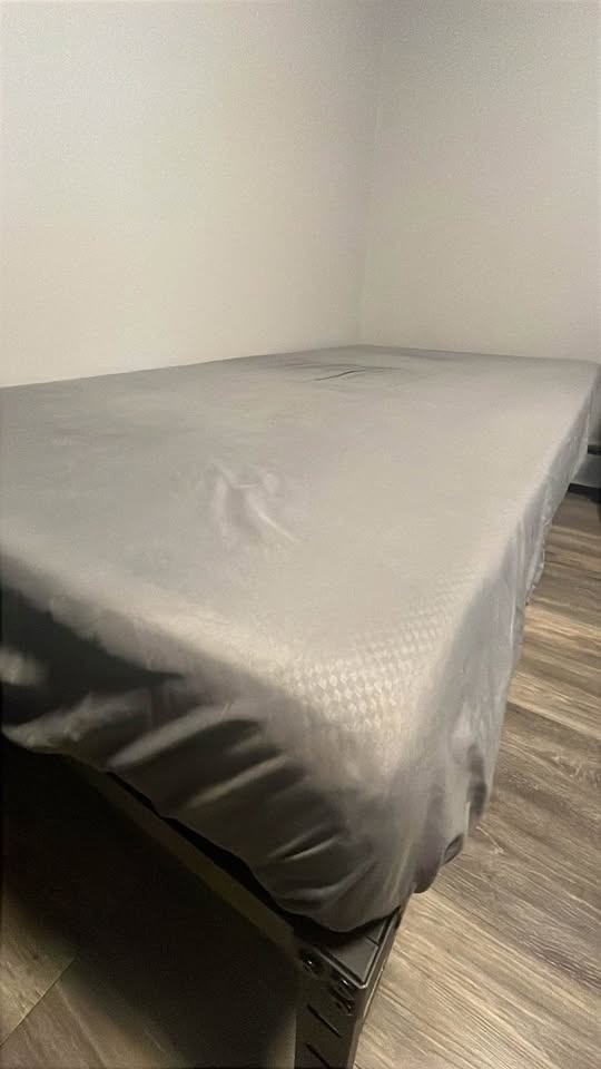 Bed frame and mattress - photo 3