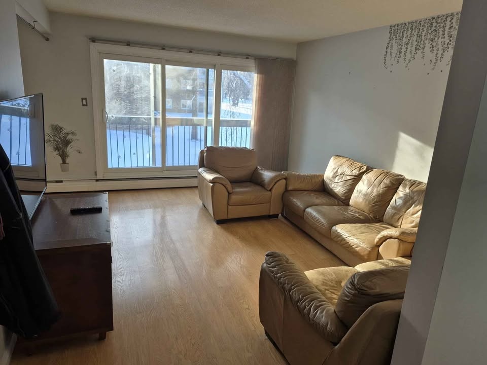 2 Beds 1 Bath - Apartment - photo 2
