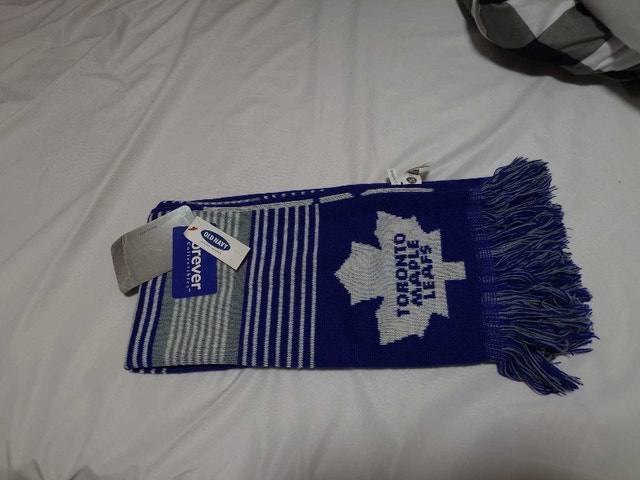 Toronto Maple Leafs scarf by old navy (unworn)