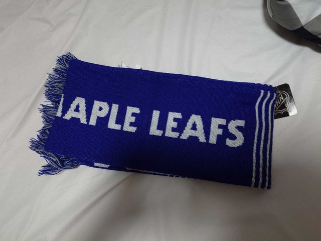 Toronto Maple Leafs scarf by old navy (unworn) - photo 2