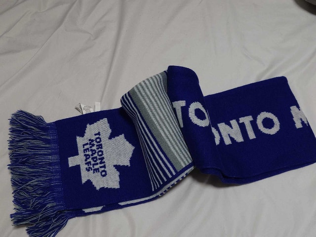 Toronto Maple Leafs scarf by old navy (unworn) - photo 3