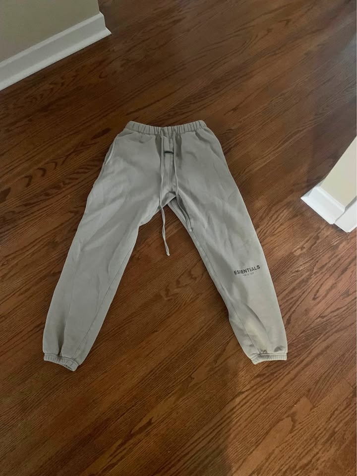 Mint condition essentials pants , worn 3 or 4 times , Men’s smal