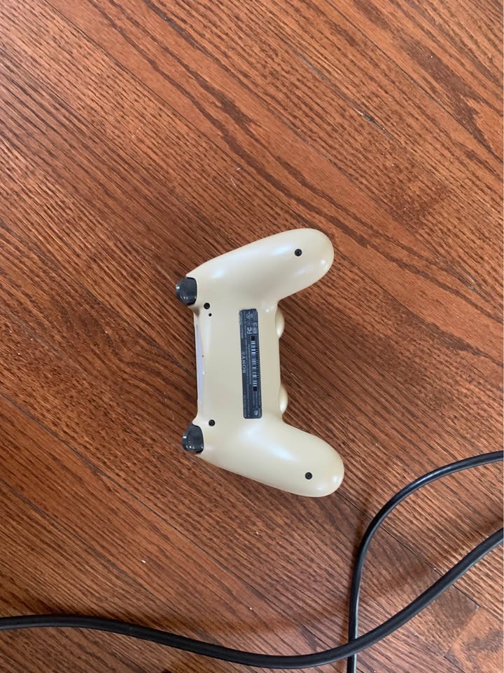 Mint condition PS4 Pro , includes all cables and one controller - photo 4