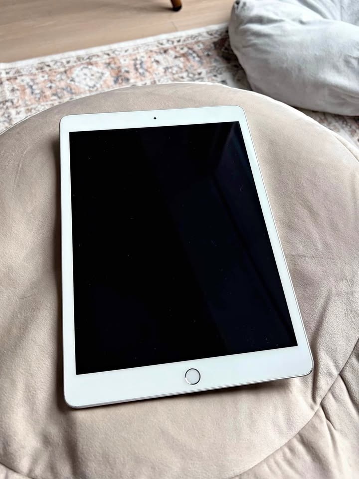 iPad 8th Generation – 32 GB – Great Condition