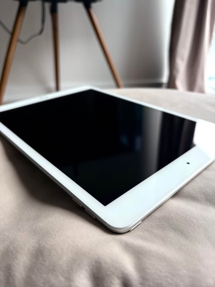 iPad 8th Generation – 32 GB – Great Condition - photo 3
