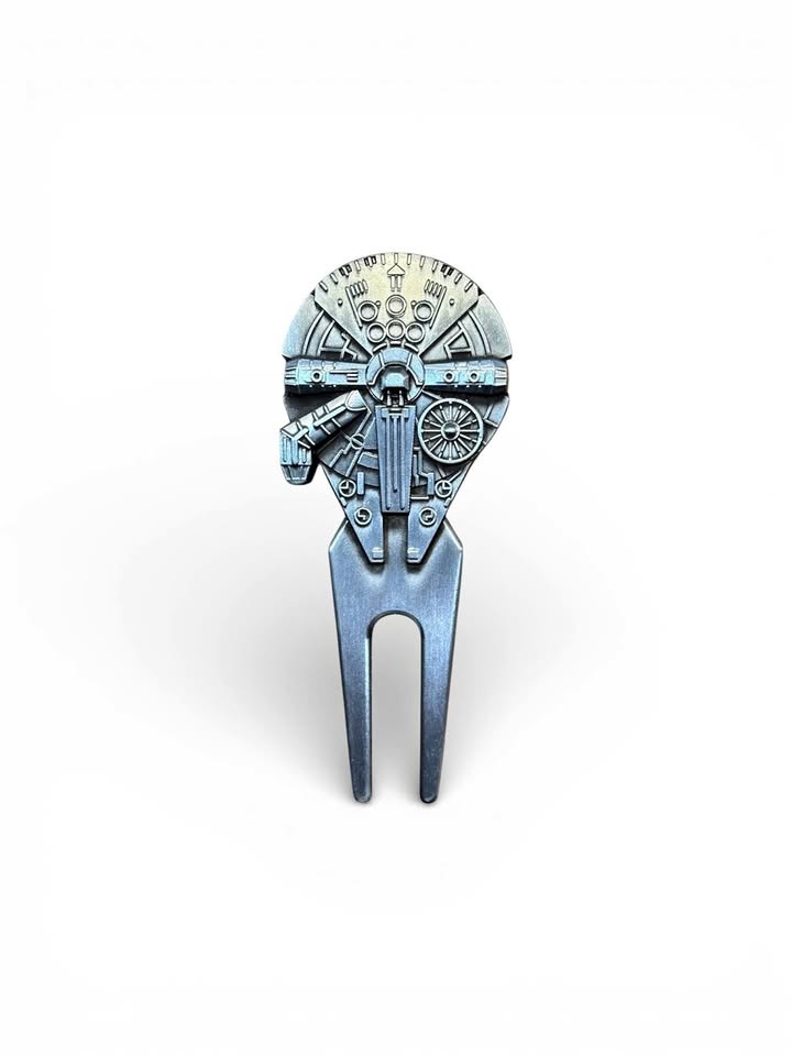 Milenium falcon Star Wars divot tool golf!