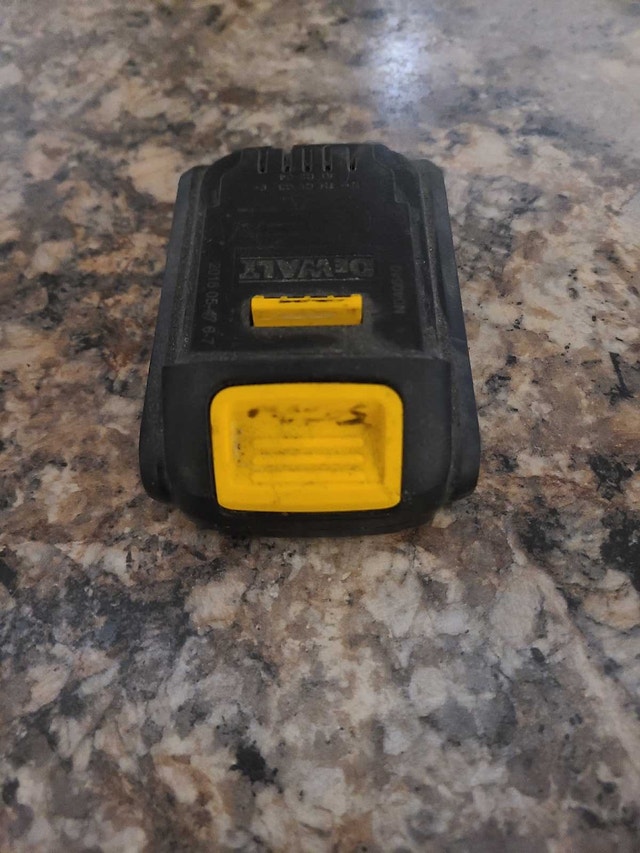 DeWalt 20V Battery - photo 2
