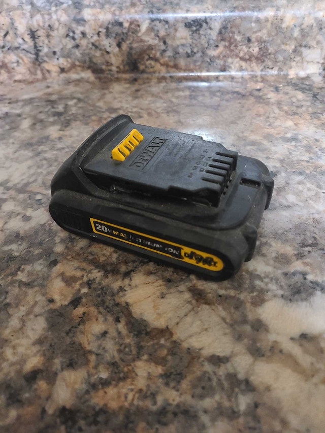 DeWalt 20V Battery - photo 3