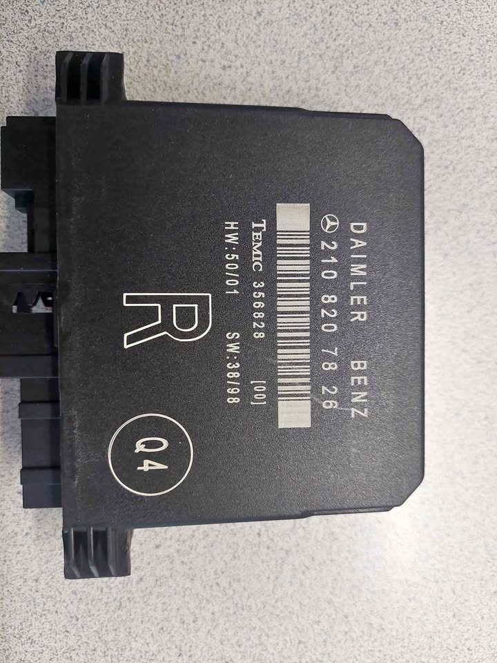 Mercedes A2108207826 for W210, W208 CLK door module