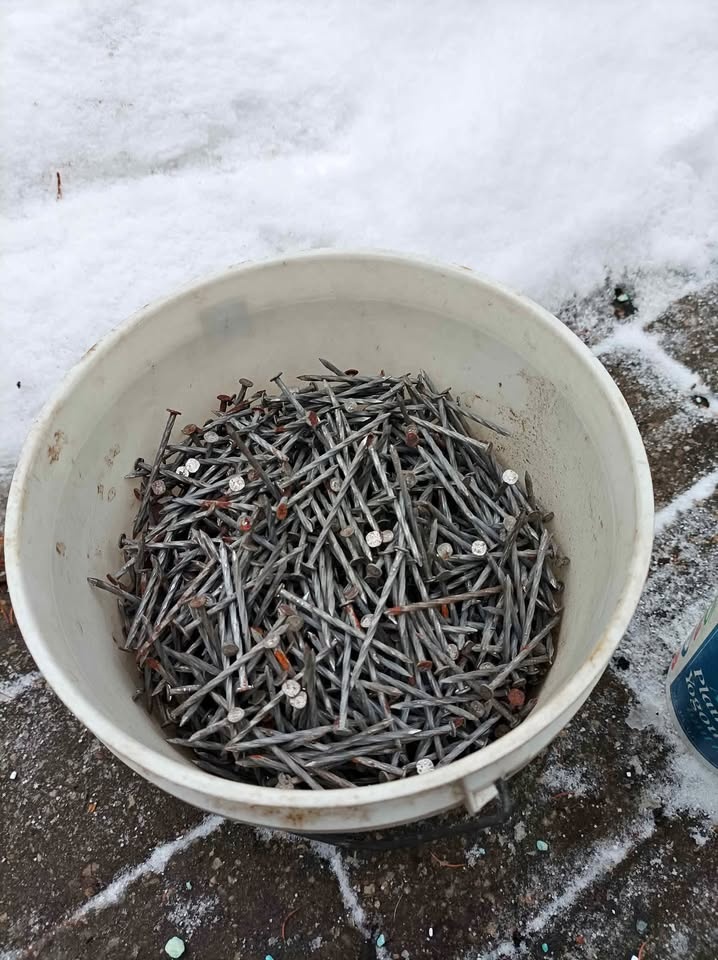 twisted nail (small bucket)