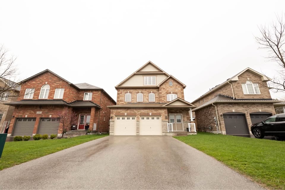 Barrie: 5 Beds 3.5 Baths - House - Barrie, Ontario