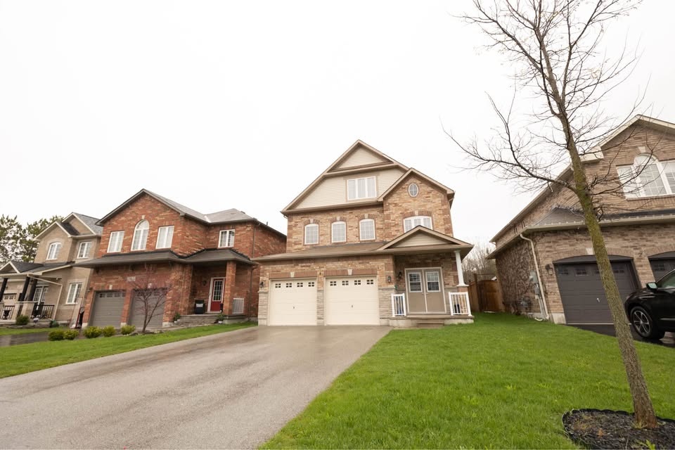 Barrie: 5 Beds 3.5 Baths - House - Barrie, Ontario - photo 2