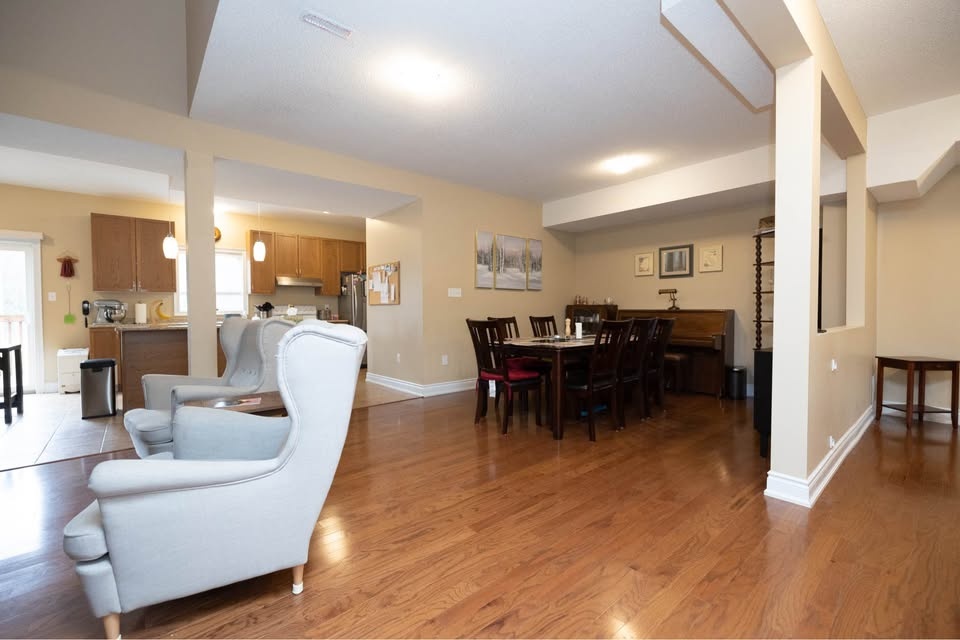Barrie: 5 Beds 3.5 Baths - House - Barrie, Ontario - photo 3