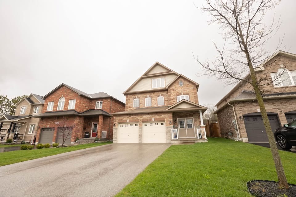Barrie: 5 Beds 3.5 Baths - House - Barrie, Ontario - photo 4