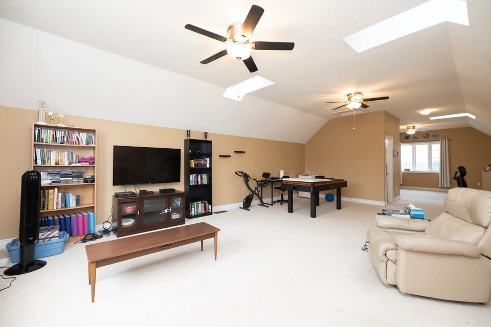 Barrie: 5 Beds 3.5 Baths - House - Barrie, Ontario - photo 5