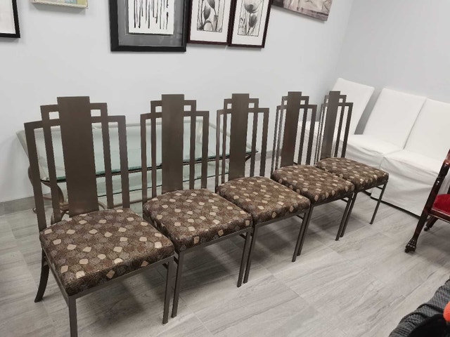 Set of 5 dining Chairs, big seats, great cushion , like new