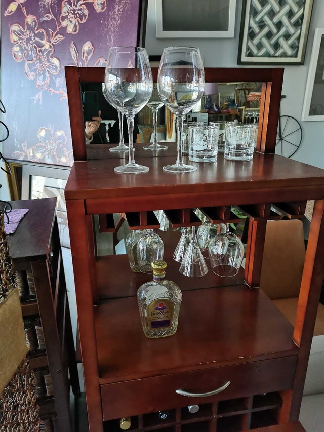 elegant Liquor/wine Cabinet with mini bar - photo 2