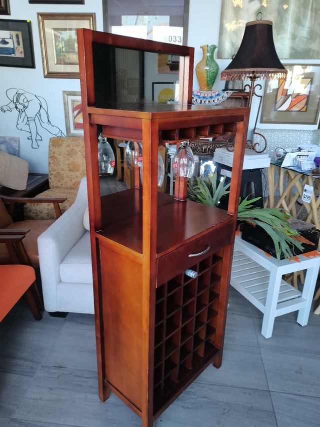 elegant Liquor/wine Cabinet with mini bar - photo 5