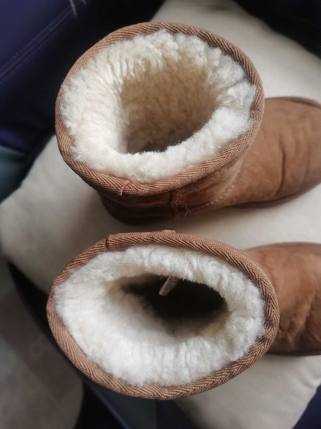 UGG Boots toddlers size 11 - photo 2