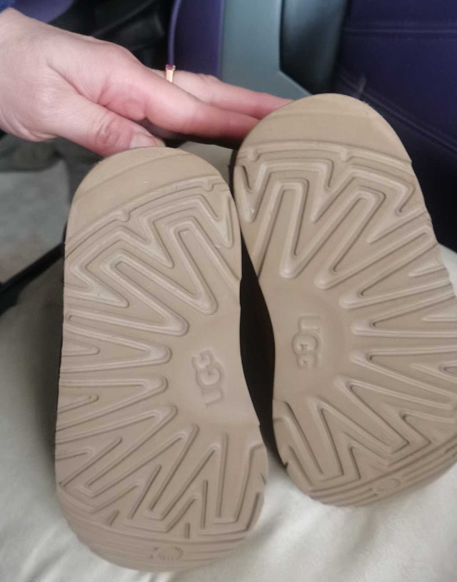 UGG Boots toddlers size 11 - photo 4