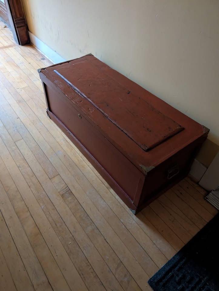Red Wooden Chest - photo 2
