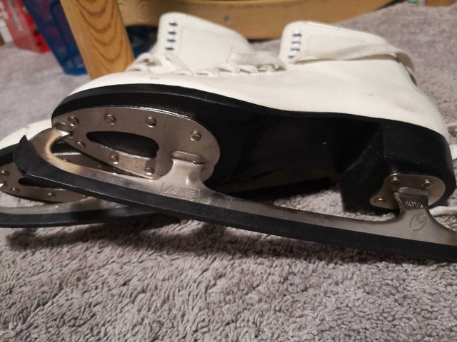 CCM Figure Skates, size 9 - photo 2