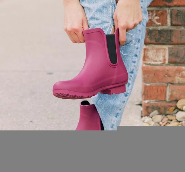 Chelsea Rain Boots, purple, size 6 Matte Maroon, comfy - photo 2