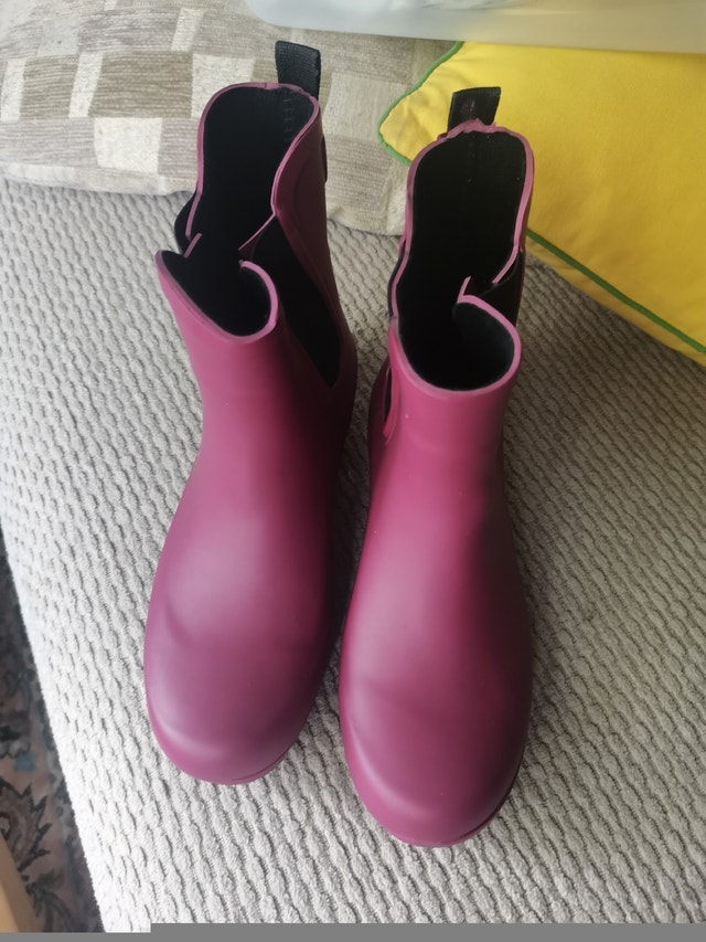 Chelsea Rain Boots, purple, size 6 Matte Maroon, comfy - photo 4