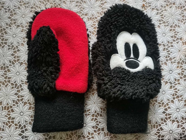 DISNEY cute mickey mitten 2-4yrs