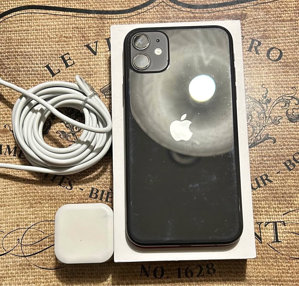 (89%) iPhone 11 64GB-Great Con+Accessories