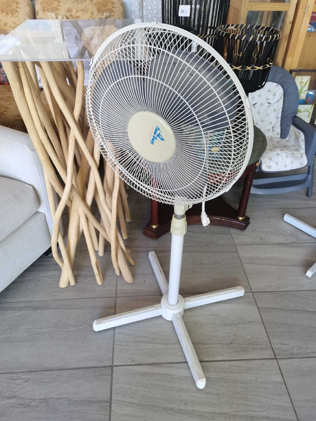 Ocean Breeze Stand Fan heavy duty pestal 3 speeds