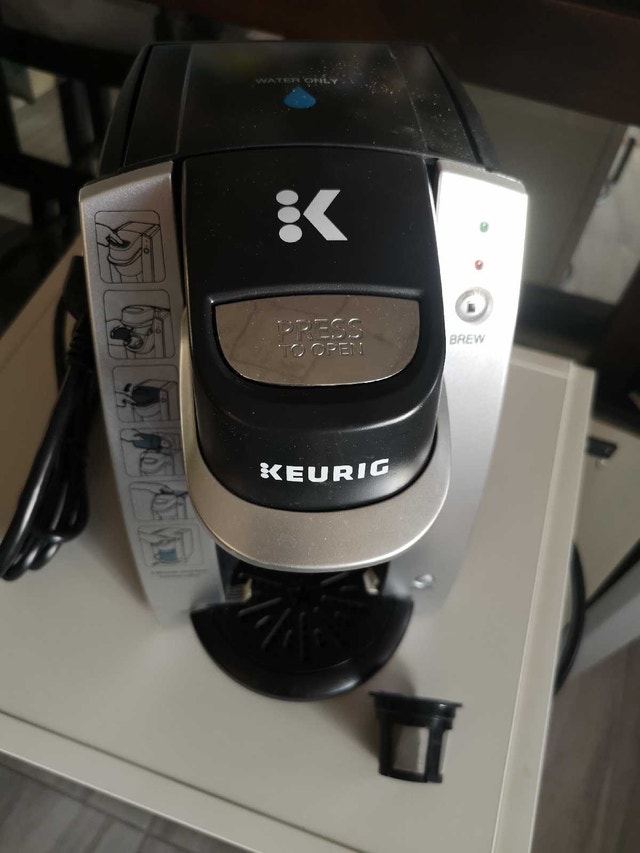 Keurig Coffee Maker K Cups w/ one refilled filter - photo 2