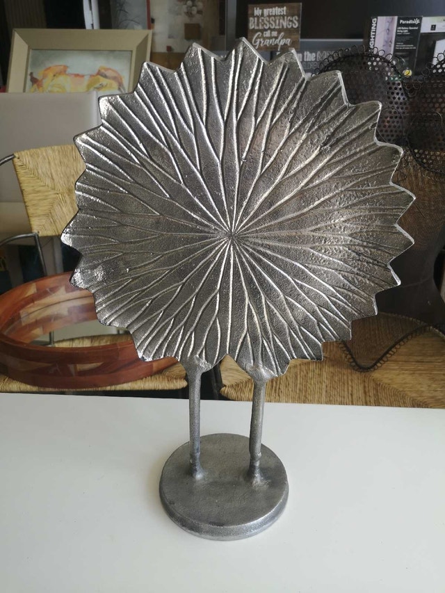 Metal Leaf Sculpture/stand