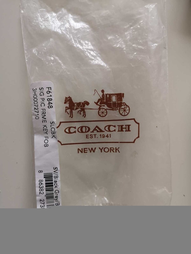 Coach passport folder embossed and pictures fob keychain - photo 5