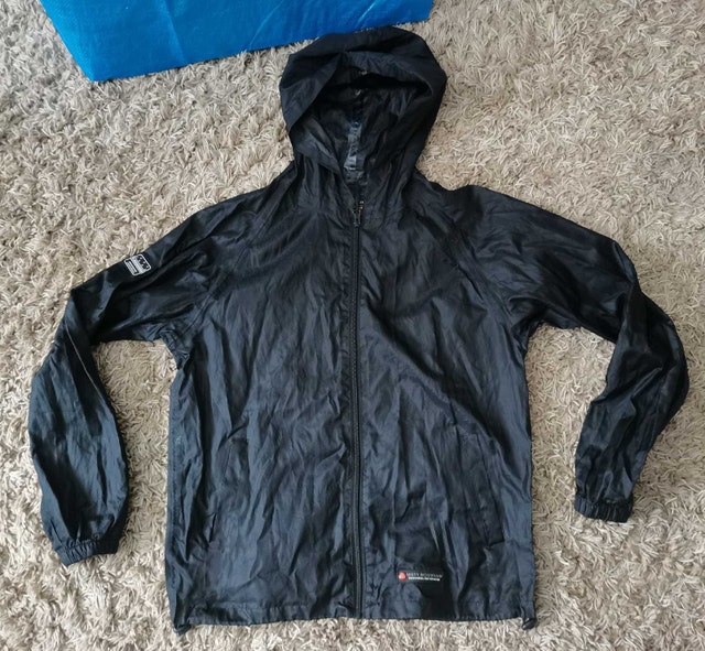 misty mountain kids rain jacket size XS (9-10)