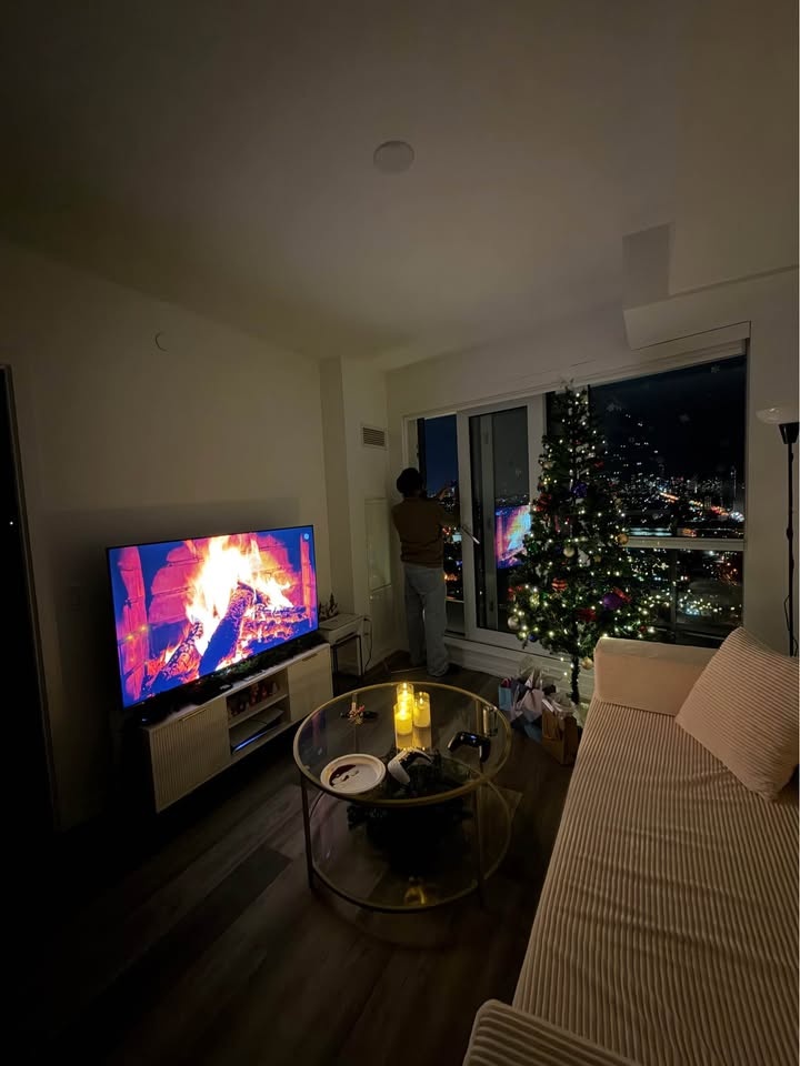 1-Bedroom Condo + 1 FREE MONTH | CN Tower & Lake Views - photo 2